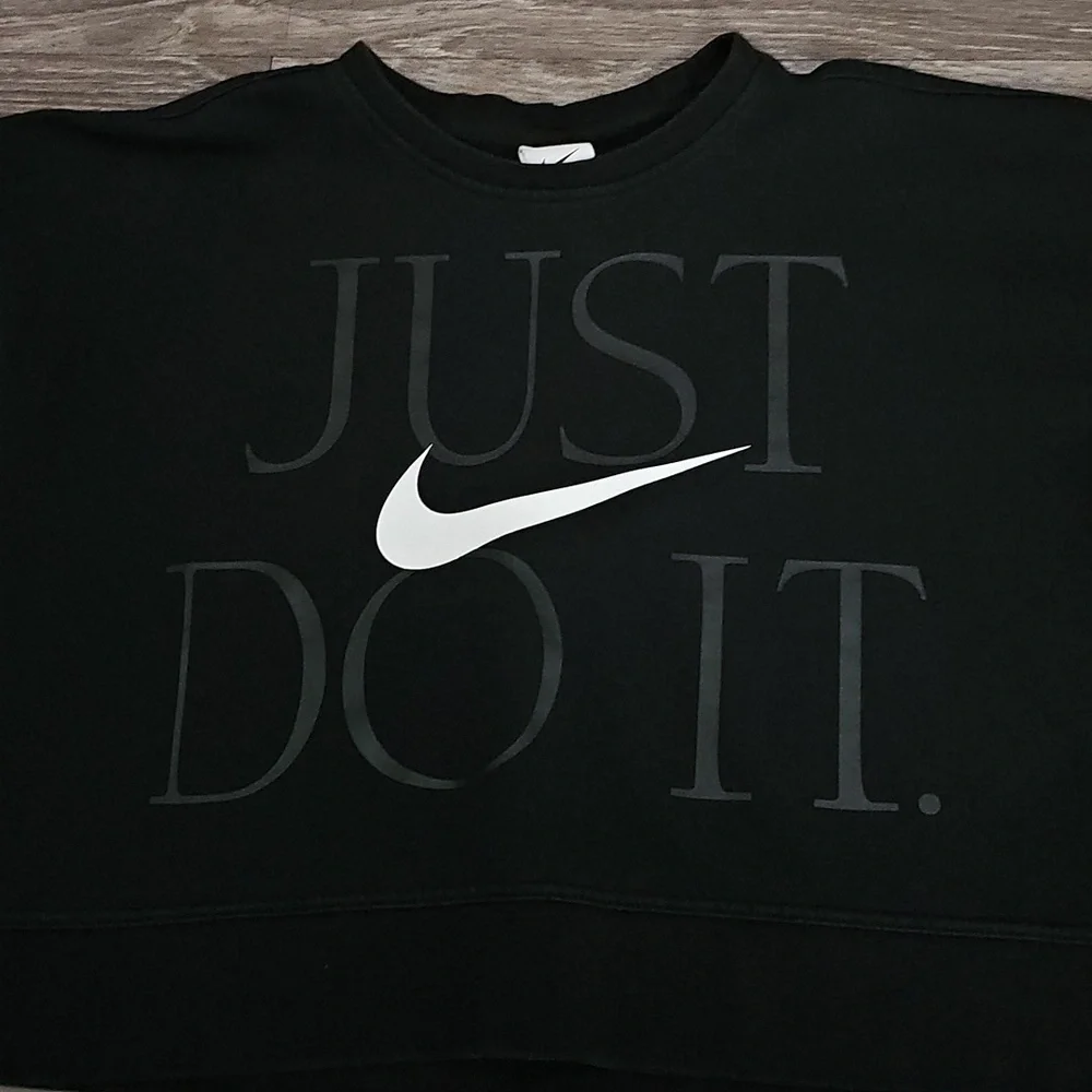 NIKE Womens Sz Small Crewneck Sweatshirt. Black & White!!